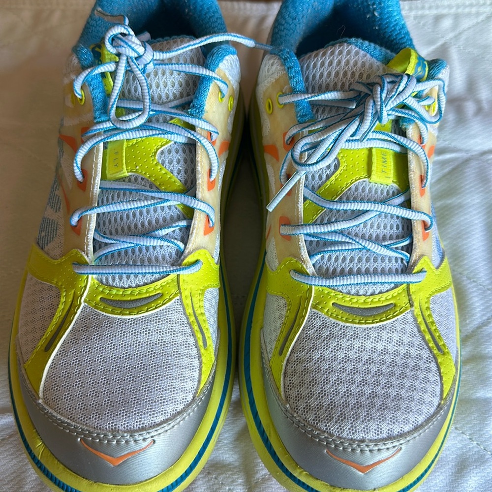 Women’s Bondi 7 . Size 7 this shoe is a must .Special edition. Great summer shoe